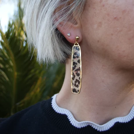 Boucles d'oreilles longues léopard portées